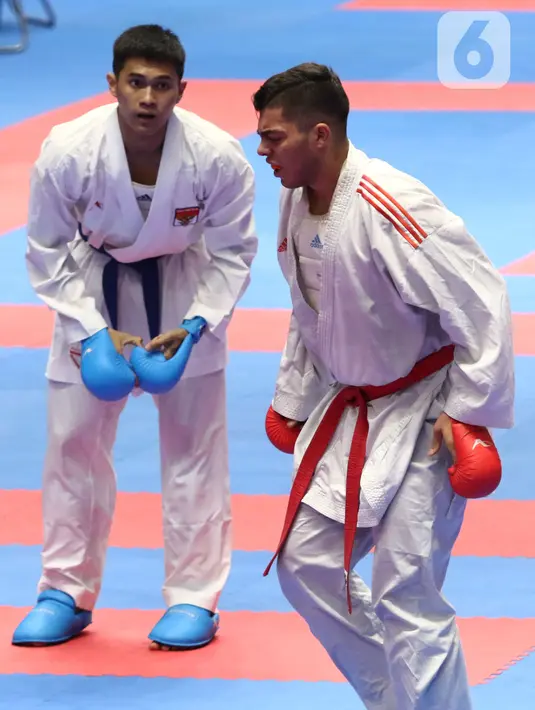 Karateka Indonesia, M Efendi (kiri) saat melawan Ganjzadeh Ghoujeh beiglou (Iran) di babak eliminasi Kumite 84kg+ Kejuaraan Karate Internasional WKF Series A 2022 di Istora Gelora Bung Karno, Jakarta, Jumat (18/11/2022). 65 negara mengikuti Kejuaraan Karate Internasional WKF Series A 2022 dengan total 670 atlet. (Liputan6.com/Helmi Fithriansyah)