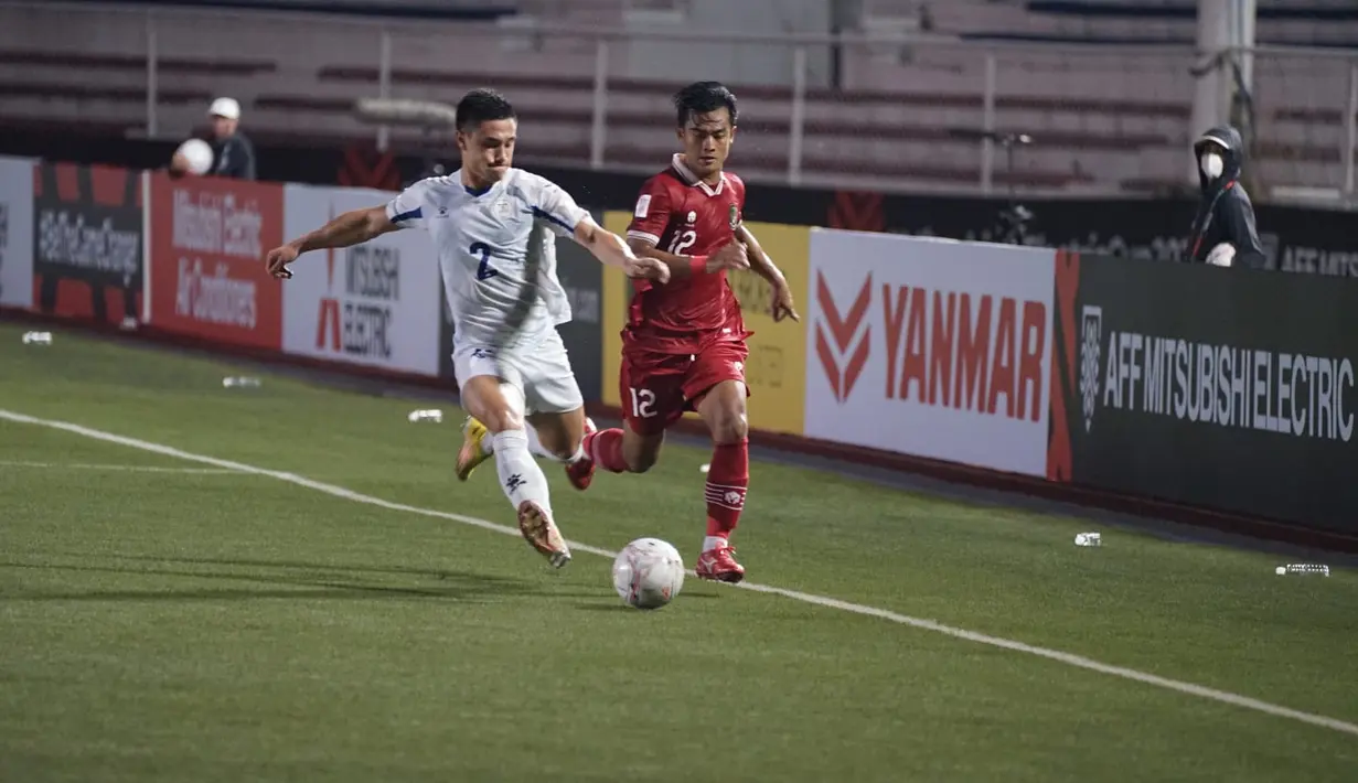 Bek Timnas Indonesia, Pratama Arhan berebut bola dengan bek Filipina, Simen Alexander dalam laga grup A Piala AFF 2022 di Stadion Rizal Memorial, Manila, Filipina, Senin (2/1/2023). Indonesia menang tipis atas Filipina dengan skor 2-1 dan lolos ke semifinal dengan status runner up menemani Thailand sebagai juara grup A. (Foto: Dok PSSI)