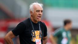 Mario Gomez menjadi pelatih pertama yang gugur ketika BRI Liga 1 2021/2022 baru berjalan dua pekan. Ia resmi mengundurkan diri dari Borneo FC pada Kamis (16/9/2021) malam WIB. Faktor selisih paham dengan manajemen klub diduga menjadi pemicunya. (Bola.com/M Iqbal Ichsan)