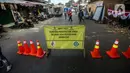 Akses jalan diblokir saat proses revitalisasi Jembatan Cibubur, Jakarta, Selasa (2/8/2022). Revitalisasi dilakukan untuk mengantisipasi risiko banjir akibat rendahnya muka jembatan serta risiko kecelakaan akibat tidak adanya trotoar. (Liputan6.com/Faizal Fanani)