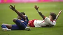Bek Timnas Belanda, Denzel Dumfries (kiri) dan gelandang Timnas Polandia, Nicola Zalewski saling bereaksi setelah keduanya terjatuh usai perebutan bola pada laga Grup D Euro 2024 di Volksparkstadion, Hamburg, Jerman, Minggu (16/6/2024). (AP Photo/Ebrahim Noroozi)