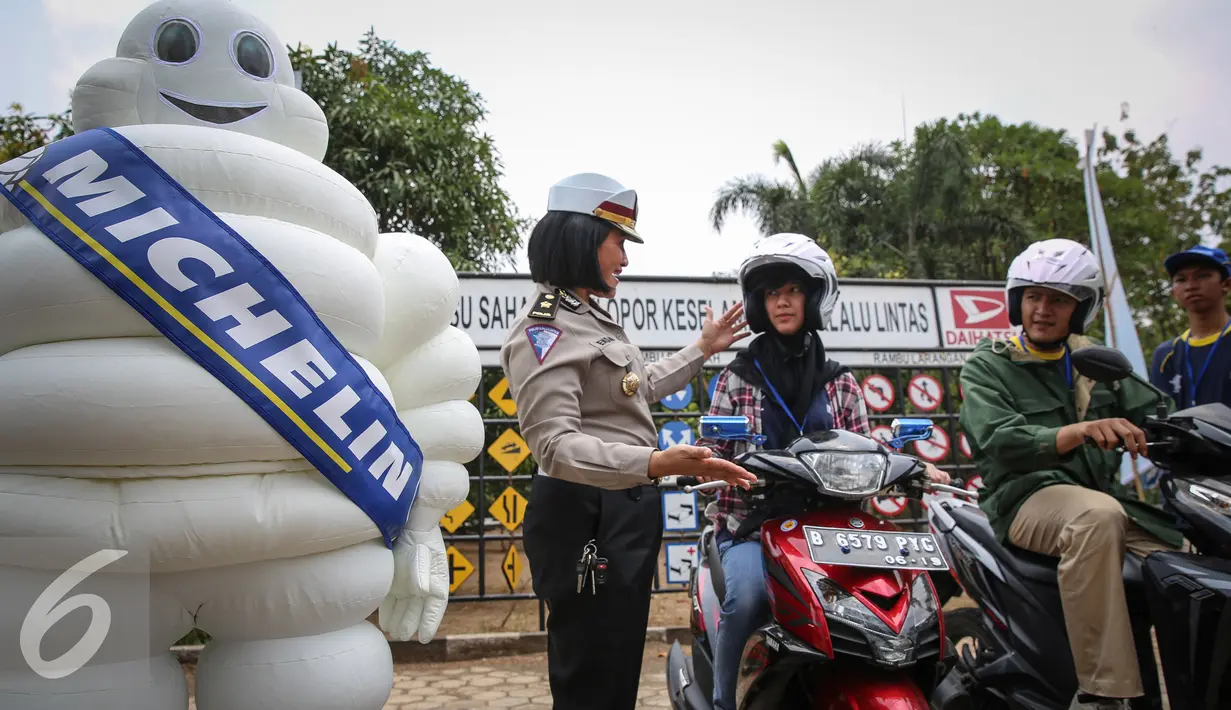 Petugas menerangkan program kampanye Road Safety "Tunjukkin Safetymu! Ayo Uji SIM", di Jakarta, Sabtu (19/9/2015). Program ini Bertujuan untuk menjaga keselamatan dan terhindar dari kecelakaan lalu lintas. (Liputan6.com/Faizal Fanani)