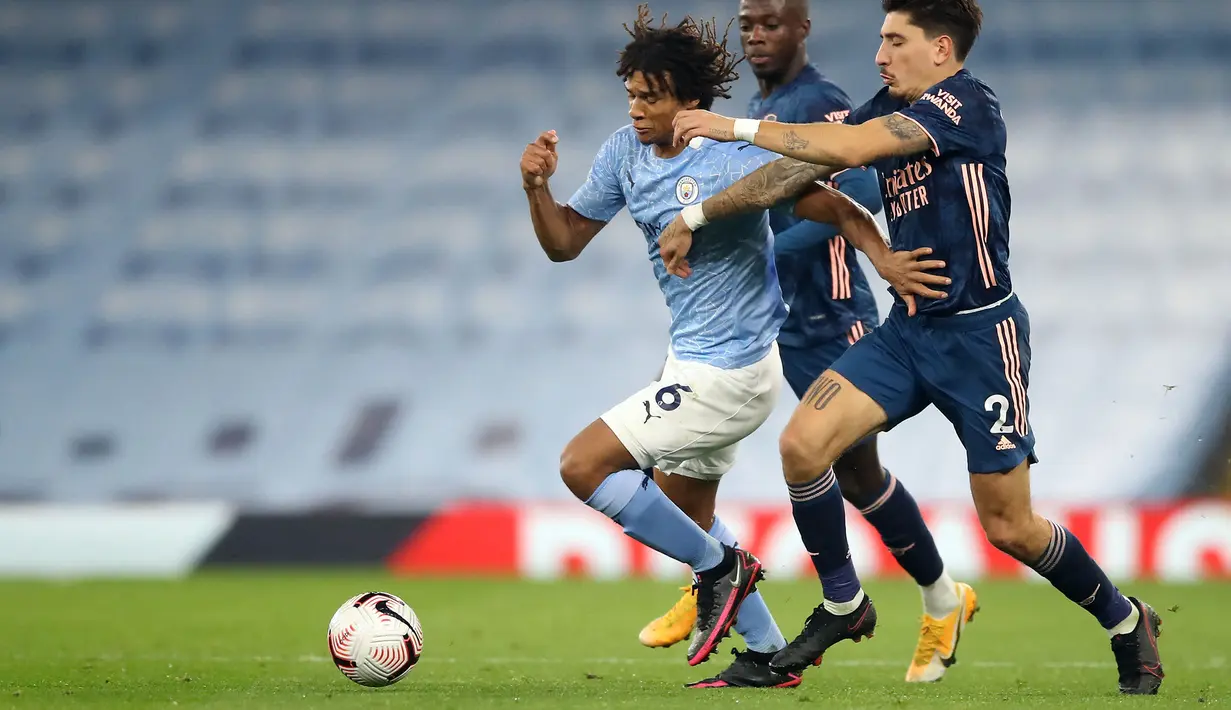 Pada musim lalu, Nathan Ake harus melewatkan 27 laganya di Manchester City setelah mengalami cedera. Ia telah tampil dua kali pada musim ini yaitu ketika Community Shield dan Liga Inggris. Walapun di kedua laga mengalami kekalahan, Ake mampu tampil solid. (Foto: AFP/Pool/Martin Rickett)