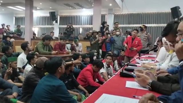 Ratusan mahasiswa Garut kembali menduduki Gedung DPRD Garut menyuarakan penolakan kenaikan harag BBM Bersubsidi oleh pemerintah. (Liputan6.com/Jayadi Supriadin)