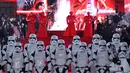 Pasukan Stormtroopers dan Praetorian berpose di karpet merah selama Premiere Star Wars Eropa: Jedi Terakhir di Royal Albert Hall di London, Inggris (12/12). (AFP Photo/Daniel Leal-Olivas)
