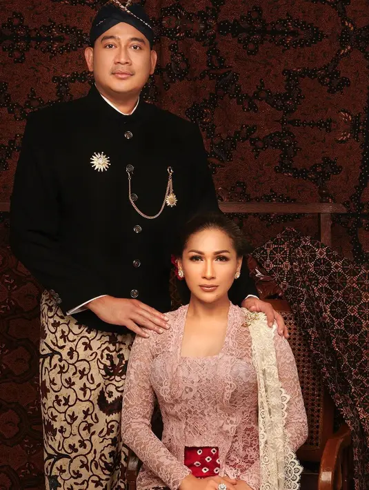 Dalam catatan Showbiz Liputan6.com, Tata Janeeta kerap mengunggah momen bersama suami dan anak di medsos. Salah satunya pada November 2022, ia pamer foto berkebaya sedangkan Raden Brotoseno mengenakan beskap lengkap. “Saya percaya di dunia ini tidak ada yang kebetulan.. Banyak kemiripan dari kami berdua, dan unik nya nama kami berdua pun sama-sama berasal dari tokoh pewayangan,” Tata Janeeta berbagi pendapat. (Foto: Dok. Instagram @tatajaneetaofficial)