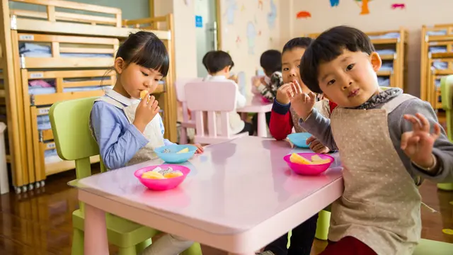 Ilustrasi anak-anak makan
