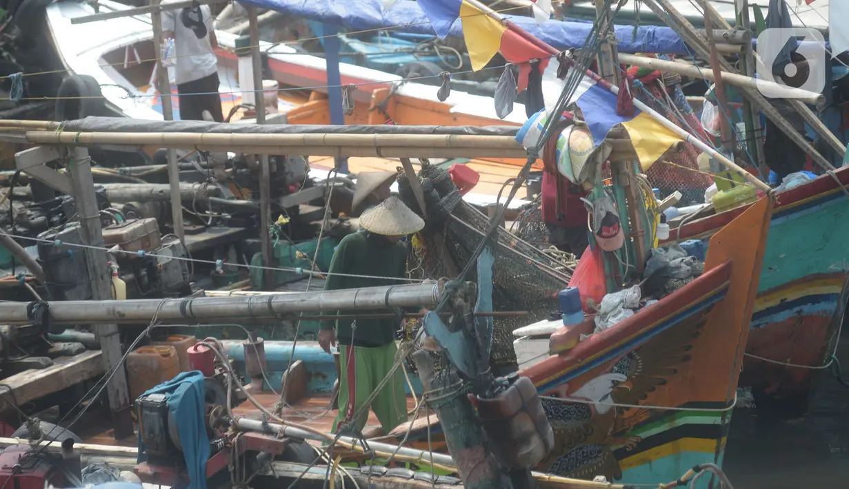 Aktivitas nelayan di dermaga Kampung Nelayan Cilincing, Jakarta, Kamis (2/9/2021).  Jumlah nelayan di Indonesia terus menurun, pada April 2020 jumlahnya mencapai 2,15 juta orang. (merdeka.com/Imam Buhori)