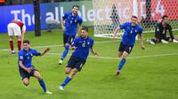 Pemain Italia Matteo Pessina (kiri) merayakan setelah mencetak gol ke gawang Austria pada pertandingan babak 16 besar Euro 2020 di Stadion Wembley, London, Inggris, Sabtu (26/6/2021). Italia menang 2-1. (Laurence Griffiths/Pool Photo via AP)