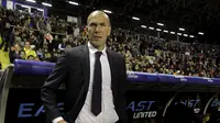 Pelatih Real Madrid, Zinedine Zidane tengah serius menyaksikan anak-anak asuhnya berlaga melawan Levante UD pada laga lanjutan La Liga Spanyol; di Stadion Ciutat de Valencia; Kamis (3/3/2016) dini hari WIB. (REUTERS/Heino Kalis)