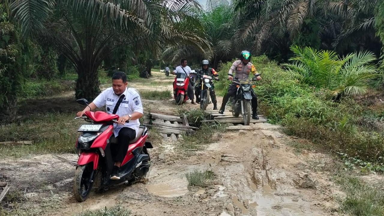 TNI Polri Susuri Jalan Ekstrem ke Desa Terpencil di Pelalawan Demi Pilkada Damai