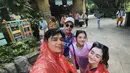 Dalam unggahan Instagramnya, salah satu potretnya yang memakai mantel plastik ini menuai banyak sorotan netizen. Kocak pakai mantel plastik saat turun hujan, penampilannya bersama Rayn menuai berbagai tanggapan. Tidak sedikit yang memuji penampilan kekasihnya yang tetap terlihat ganteng dengan mantel. (Liputan6.com/IG/@rantymaria)