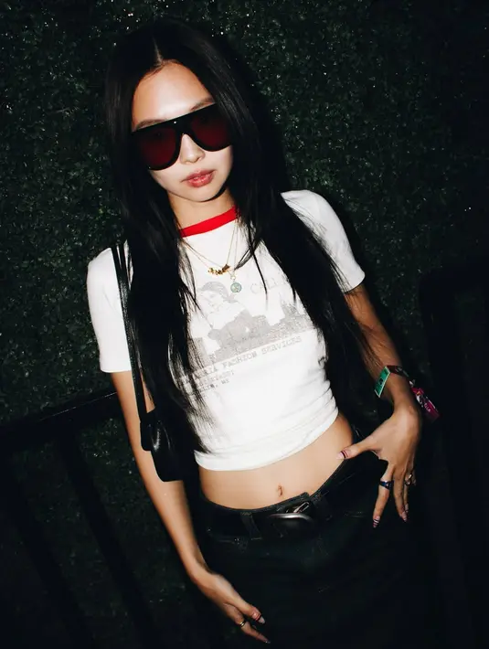 Berikutnya, ia mengenakan atasan t shirt putih lengan pendek kerah merah. Dipadukan rok denim. Dan kacamata hitamnya.  [@jennierubyjane]