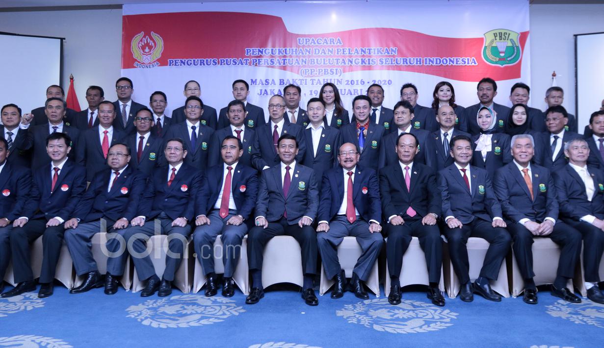 Ketua Umum PBSI, Wiranto (tengah) saat berfoto bersama jajaran pengurus PBSI usai pelantikan pengurus Masa bakti 2016-2020 di Senayan, Jakarta, Kamis (19/1/2017). (Bola.com/Nicklas Hanoatubun)
