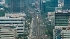 Rangkaian kereta Lintas Raya Terpadu (LRT) Jabodebek melintas di kawasan Kuningan, Jakarta, Rabu, 15 Juli 2026. (KLY/Arie Basuki)