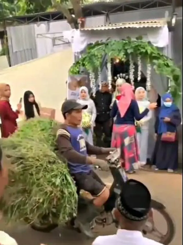 Pakai Jalan Saat Gelar Pernikahan, Momen Orang Bawa Rumput Terobos Mempelai Ini Viral
