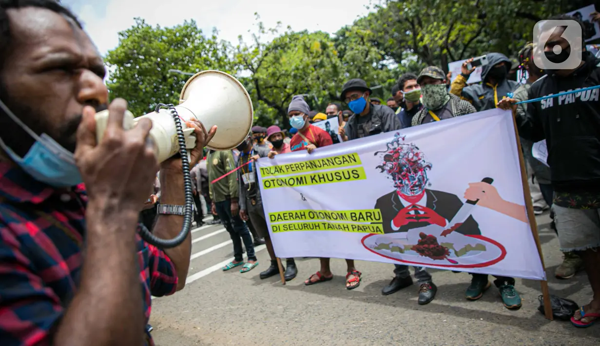 Massa Ikatan Mahasiswa Papua berorasi saat menggelar unjuk rasa di depan Kementerian Dalam Negeri, Jakarta, Rabu (24/2/2021). Dalam aksinya mereka mengutuk tindakan elite politik Papua yang mengatasnamakan rakyat Papua untuk mendukung Otonomi Khusus (Otsus). (Liputan6.com/Faizal Fanani)