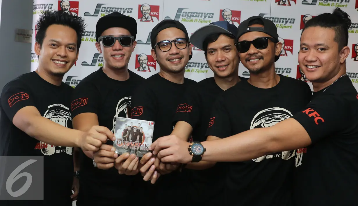 Grup band Repvblik memperlihatkan album kedua mereka saat peluncuran di kawasan Tugu Tani, Jakarta, Rabu (7/9). Album kedua Repvblik bertajuk 'Aku Tetap Cinta' dengan memuat 13 lagu.(Liputan6.com/Herman Zakharia)