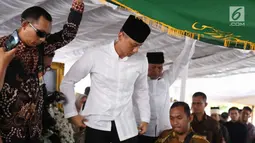 Putra sulung Presiden ke-6 Susilo Bambang Yudhoyono, Agus Harimurti bersiap membantu proses pemakanan neneknya Siti Habibah di TPU Tanah Kusir, Jakarta, Sabtu (31/8/2019). Ibunda SBY, almarhumah Siti Habibah meninggal pada Jumat (30/8/2019) pukul 19.21 WIB. (merdeka.com/magang/Ahmad Sujana)