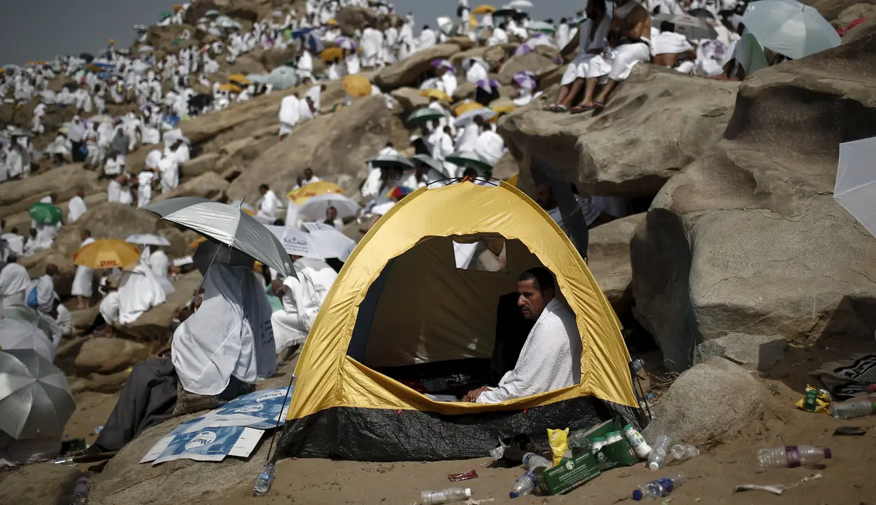 Ribuan jamaah haji berkumpul di Jabal Rahmah saat perayaan Idul Adha, Arab Saudi, Rabu (23/9/2015). Arab Saudi menetapkan tanggal 23 September 2015 sebagai Hari Raya Idul Adha. (REUTERS/Ahmad Masood)