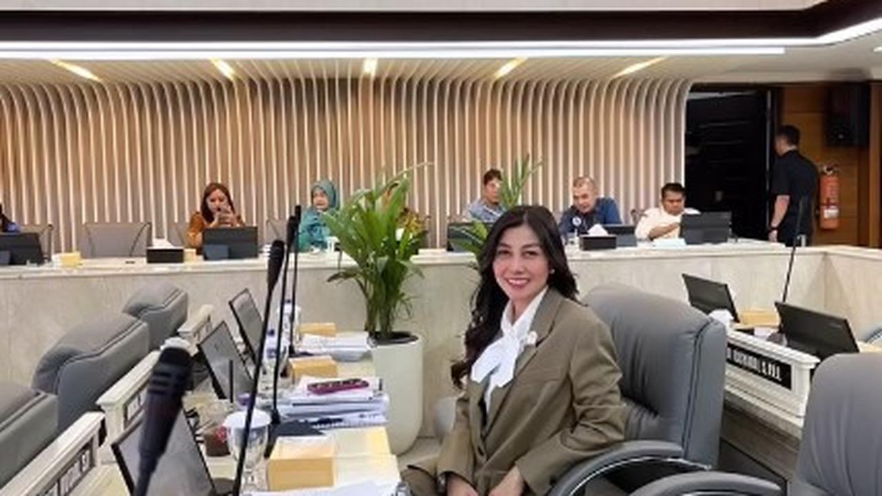 Kini Anggota DPRD Jabar, Ini 7 Potret Nisya Ahmad saat Bekerja Perlihatkan Ekspresi Serius - Pakai Baju Formal