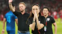 Manajer Timnas Thailand, Nualphan Lamsam atau yang akrab disapa Madam Pang menyapa fans setelah berakhirnya laga matchday ketiga Grup A Piala AFF 2022 menghadapi Indonesia di Stadion Utama Gelora Bung Karno, Senayan, Jakarta, Kamis (29/12/2022) sore WIB. (Bola.com/M Iqbal Ichsan)