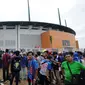 Suasana anteran masuk Stadion Pakansari, Kab Bogor jelang laga final Piala Presiden 2017, Sabtu (12/3). Di final, Arema FC dan PBFC akan berlaga memperebutkan gelar juara Piala Presiden 2017. (Liputan6.com/Helmi Fithriansyah) 