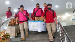 Ada empat orang penyidik yang telah menggeledah kantor Sekjen NasDem itu. (Liputan6.com/Angga Yuniar)