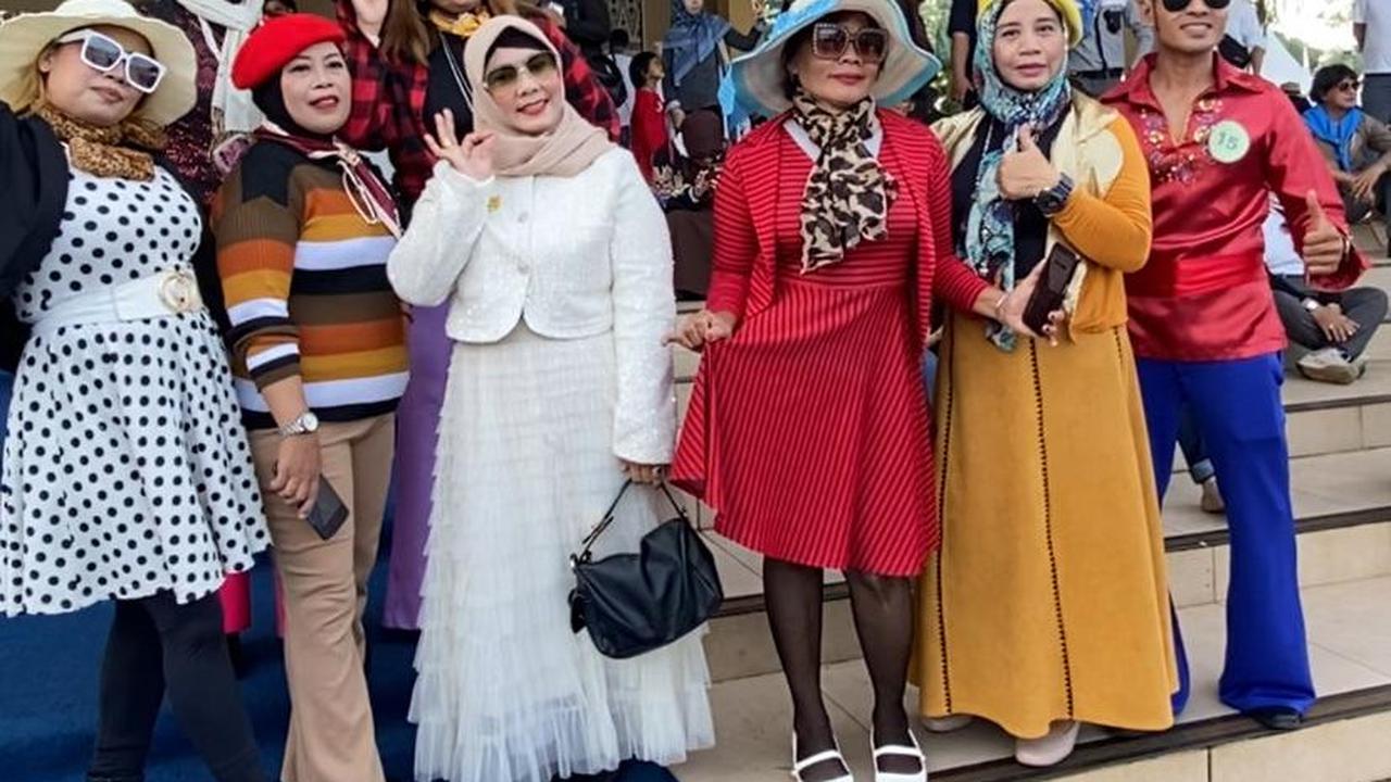 Bak Model Profesional, Wali Kota Depok hingga Anggota Dewan Bergaya Vintage Ikut Fashion Show Era 70-an