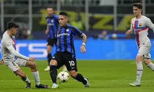 Penyerang Inter Milan Lautaro Martinez berebut bola melawan gelandang Barcelona Pedri  pada matchday ketiga Grup C Liga Champions 2022/2023 di Giuseppe Meazaa, Rabu dini hari WIB (5/10/2022). Gol kemenangan tim wakil Italia dilesakkan Hakan Calhanoglu. (AP Photo/Antonio Calanni)