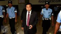 Ketua DPR Setya Novanto keluar dari gedung DPR, Jakarta, Selasa (17/11/2015). Sebelumnya Setya dilaporkan ke Majelis Kehormatan Dewan (MKD) oleh Menteri ESDM karena diduga mencatut nama Presiden terkait kontrak Freeport. (Liputan6.com/JohanTallo)