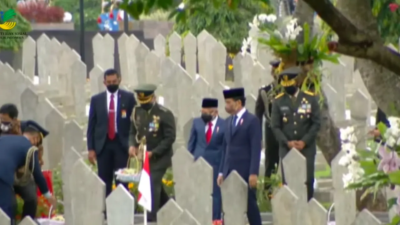 Presiden Jokowi dan Wakil Presiden Ma'ruf Amin menuju ke pemakaman pahlawan untuk menaburkan bunga. (Istimewa)