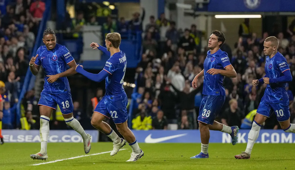 Pemain Chelsea, Christopher Nkunku melakukan selebrasi bersama rekan-rekannya setelah mencetak gol ke gawang Servette pada leg pertama playoff UEFA Conference League 2024 di Stamford Bridge, London, Jumat (23/08/2024). (AP Photo/Alastair Grant)