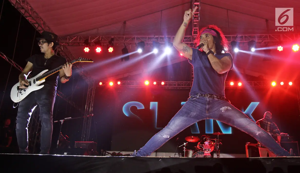 Penampilan vokalis band Slank, Kaka di atas panggung konser perayaan HUT ke-34 Slank di JIExpo Kemayoran, Jakarta, Selasa (26/12). Dalam konser tersebut, lagu "Bang Bang Tut" mengawali pergelaran tersebut. (Liputan6.com/Herman Zakharia)