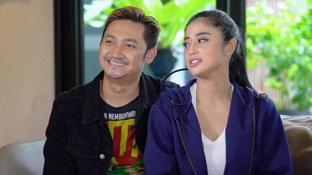 Dewi Perssik dan Angga Wijaya saat tampil di Seribu Kali Cinta The Series