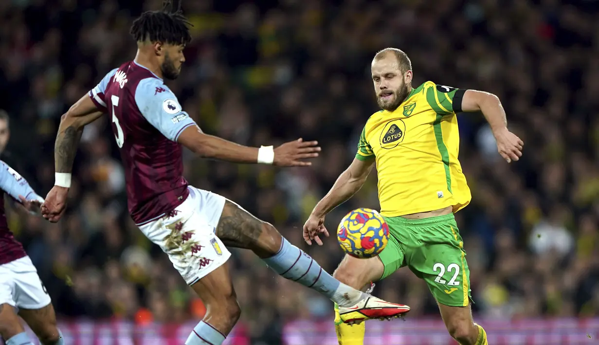 Penyerang Norwich City Teemu Pukki berebut bola dengan bek Aston Villa Tyrone Mings dalam lanjutan Liga Inggris di Carrow Road, Rabu (15/12/2021) dini hari WIB. Aston Villa sukses menekuk tuan rumah Norwich City 2-0. (Joe Giddens/PA via AP)