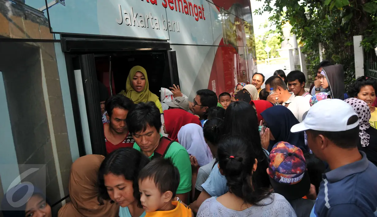 Menikmati libur Natal 2015, sejumlah warga memanfaatkan Bus City Tour untuk berkeliling di halte Masjid Istiqlal, Jakarta, Sabtu (26/12/2015). (Liputan6.com/Yoppy Renato)