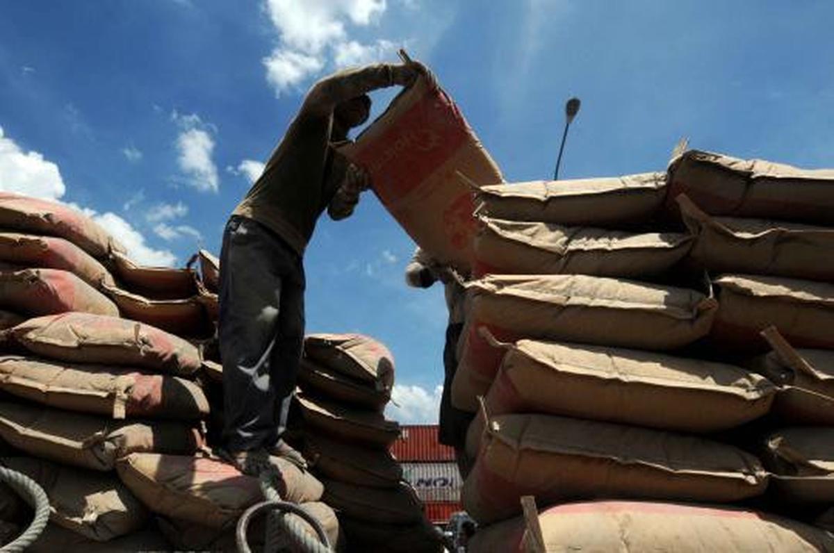 Kesibukan pengangkut barang di Sunda Kelapa jelang akhir tahun
