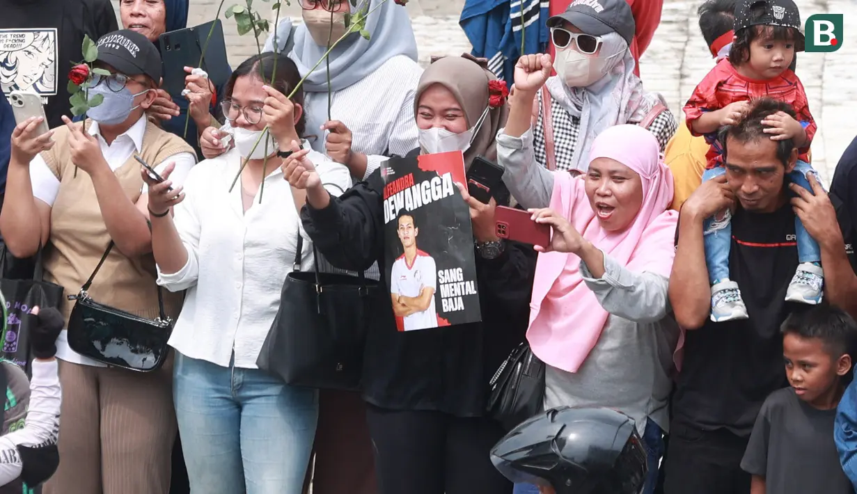Sejumlah masyarakat saat menyambut Timnas Indonesia U-22 dan kontingen Indonesia untuk SEA Games 2023 saat pawai Kira87uara yang berlangsung dari Kemenpora hingga GBK, Jakarta, Jumat (19/05/2023). (Bola.com/M Iqbal Ichsan)