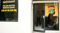 Petugas saat berada di Pos Polisi Subsektor Monas Barat, Gambir, Jakarta, Jumat (26/5). Pengrusakan terjadi pada kamis malam tersebut diduga oknum yang mengaku sebagai aparat. (Liputan6.com/Gempur M Surya)