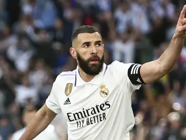 Selebrasi pemain Real Madrid, Karim Benzema, setelah mencetak hattrick ke gawang Real Valladolid dalam pertandingan pekan ke-27 La Liga 2022/2023 yang berlangsung di Santiago Bernabeu, Minggu (2/4/2023) malam WIB. (AP Photo/Pablo Garcia)