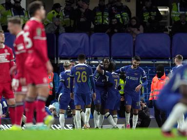Pemain Chelsea Axel Disasi merayakan bersama rekan satu timnya setelah mencetak gol ke gawang Middlesbrough pada pertandingan sepak bola leg kedua semifinal Carabao Cup 2023/2024 di Stadion Stamford Bridge, London, Inggris, Selasa (23/1/2024). Chelsea menang 6-1. (AP Photo/Kin Cheung)