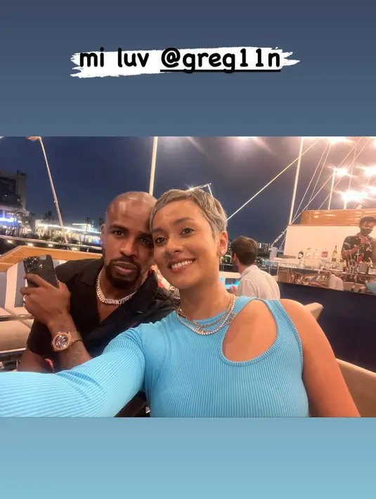 Kimmy Jayanti terlihat datang ditemani sang suami tercinta, Greg Nwokolo untuk menikmati dinner bersama keluarganya merayakan pesta ulang tahun mamanya yang tercinta. (FOTO: instagram.com/kimmyjayanti)