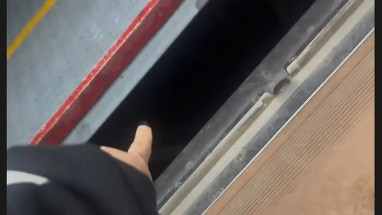 Tangkapan layar video viral pria diduga ngintip penumpang KRL di bawah peron Stasiun Kebayoran. (Dok. Istimewa)
