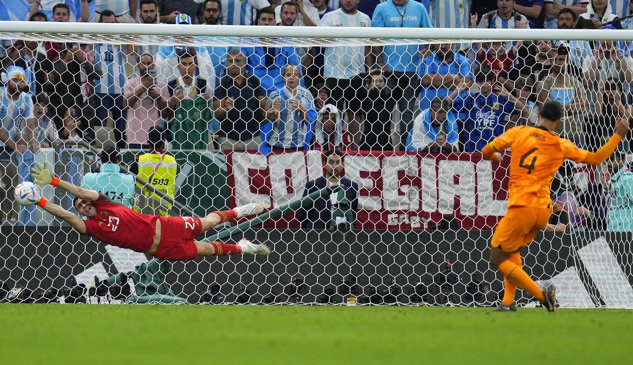Dari lima eksekutor Belanda, dua penendang awal yaitu Virgil van Dijk dan Steven Berghuis gagal menjaringkan bola ke gawang Argentina yang dikawal Emiliano Martinez. (AP/Natacha Pisarenko)