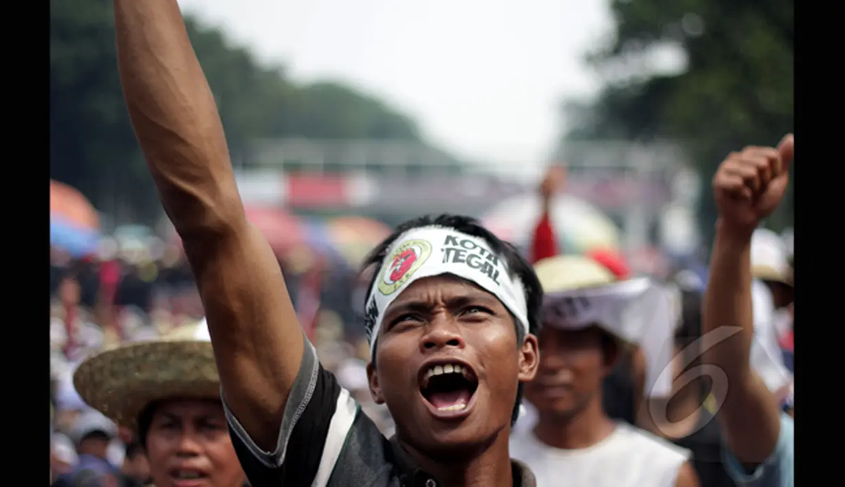 Seorang pengunjuk rasa menyampaikan orasi di depan kantor Kementerian Kelautan dan Perikanan, Kamis (26/2). Massa menolak Permen larangan penggunaan cantrang, atau jenis trawl yang telah dimodifikasi untuk menangkap ikan. (Liputan6.com/Faizal Fanani)