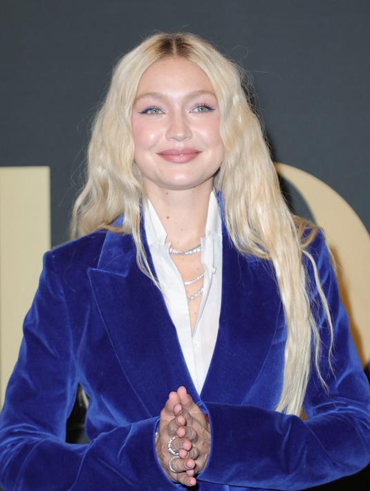 Gigi Hadid berpose saat menghadiri WWD Honors Awards yang diselenggarakan oleh Women's Wear Daily di Cipriani South Street  di New York, pada Selasa, 25 Oktober 2022. Gadis sampul Vogue itu juga melengkapi penampilannya dengan lapisan kalung berlian perak.