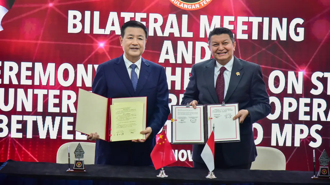 Indonesia dan Republik Rakyat Tiongkok (RRT) memperkuat kerja sama penanggulangan terorisme melalui penandatanganan MoU oleh Kepala BNPT RI Komjen Pol Rycko Amelza Dahniel dan Menteri Keamanan Publik RRT Wang Xiaohong pada hari ini, Rabu (1/11/2023).