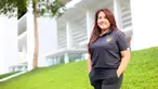 Psikolog Timnas Indonesia U-22 untuk SEA Games 2023, Laksmiari Saraswati berpose di depan fotografer setelah melakukan wawancara pada Jumat (9/6/2023). (Bola.com/Bagaskara Lazuardi)