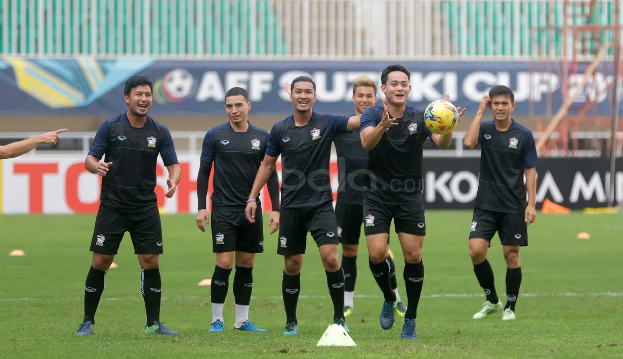 Keceriaan para pemain Thailand saat menjalani uji coba lapangan jelang leg pertama Final Piala AFF 2016 di Stadion Pakansari, Bogor (13/12/2016).  (Bola.com/Nicklas Hanoatubun)